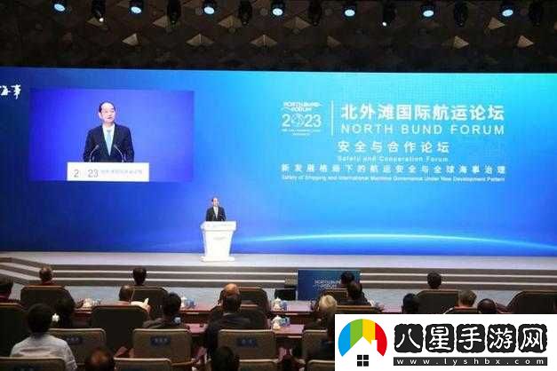 部長與上司共進(jìn)晚餐，探討工作與合作