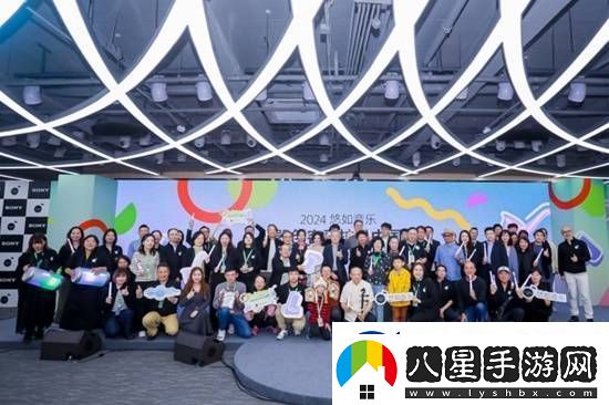 女流獻(xiàn)唱主題曲