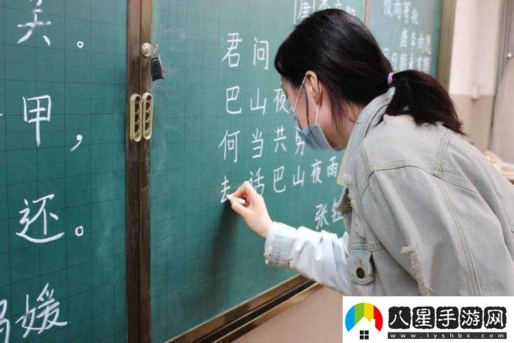 老師講課并在黑板上書(shū)寫(xiě)