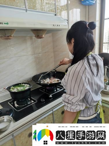 中午媽媽在廚房做飯